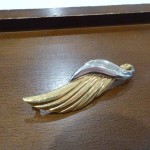 1-15金プラ羽根ブローチ